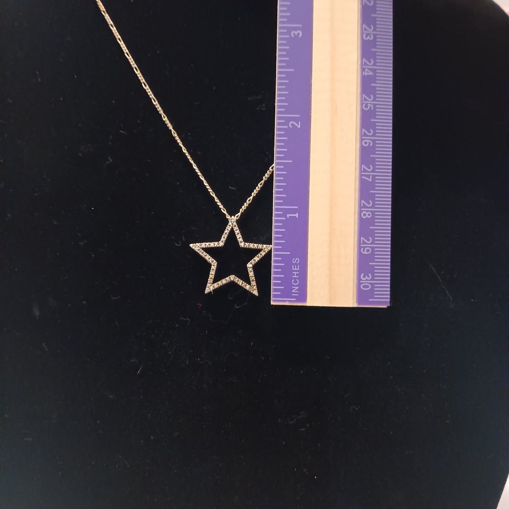 Elegant Silver Star Pendant Necklace - Picture 3 of 10